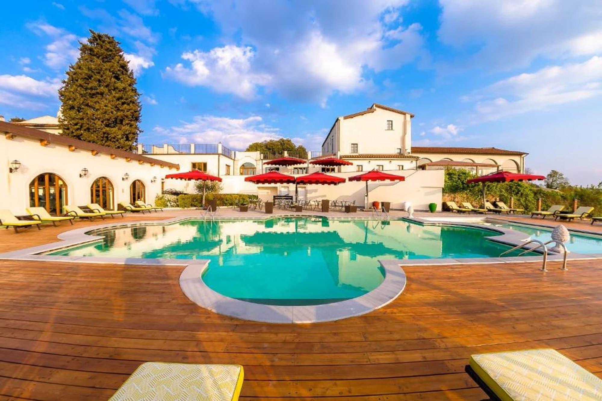 Villa Tolomei Hotel & Resort Florença Exterior foto The swimming pool at the hotel