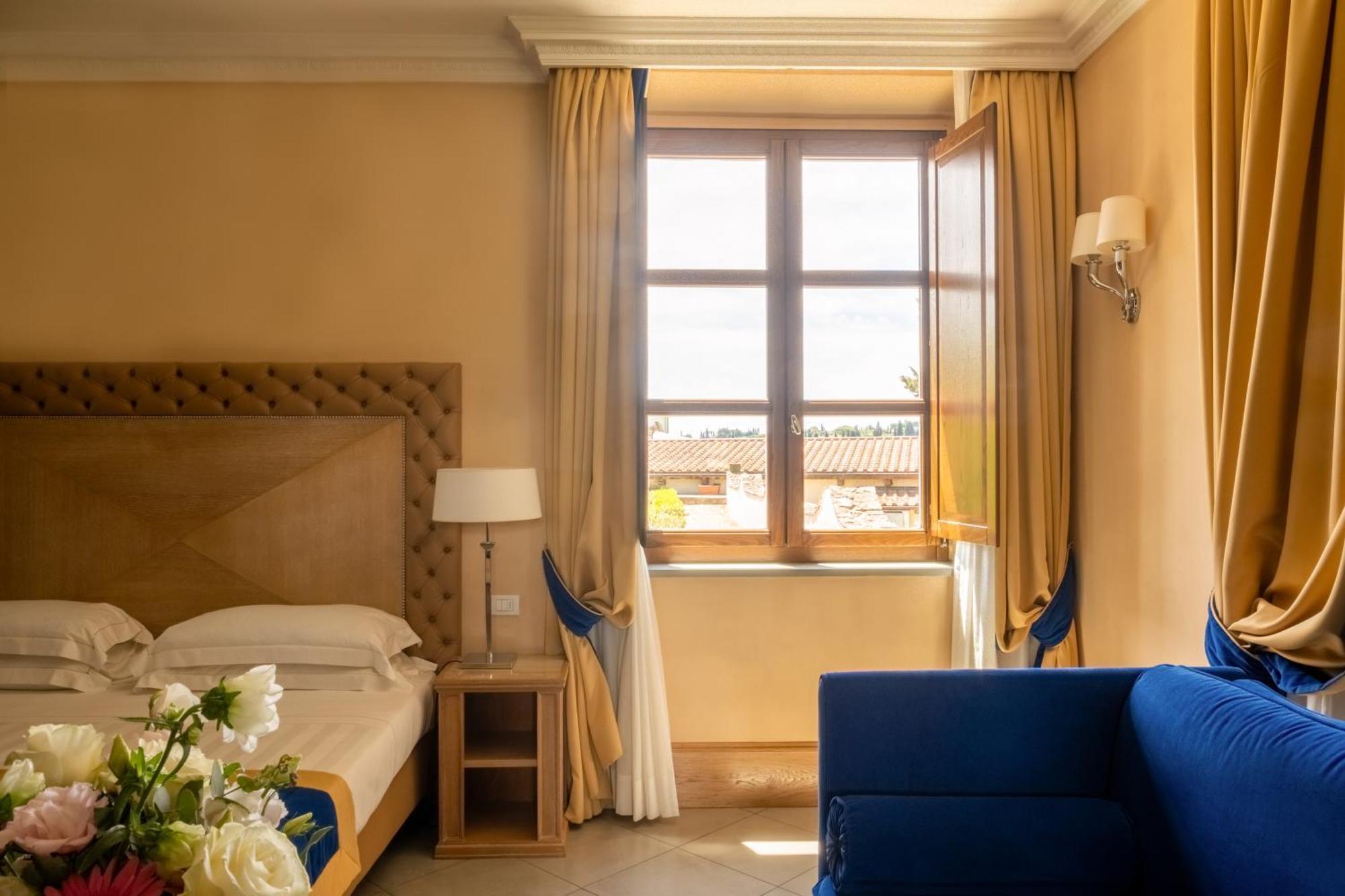 Villa Tolomei Hotel & Resort Florença Exterior foto A room at the hotel