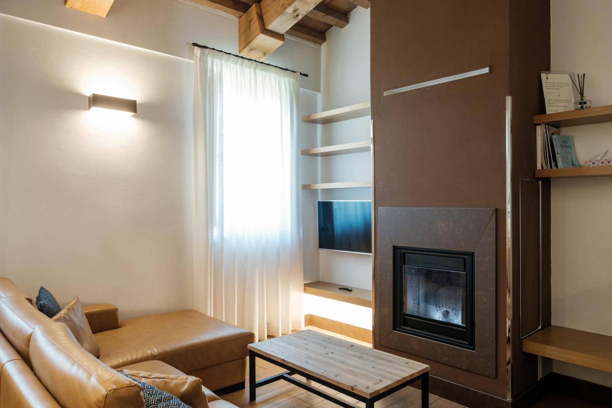 Villa Tolomei Hotel & Resort Florença Exterior foto A living room with a fireplace