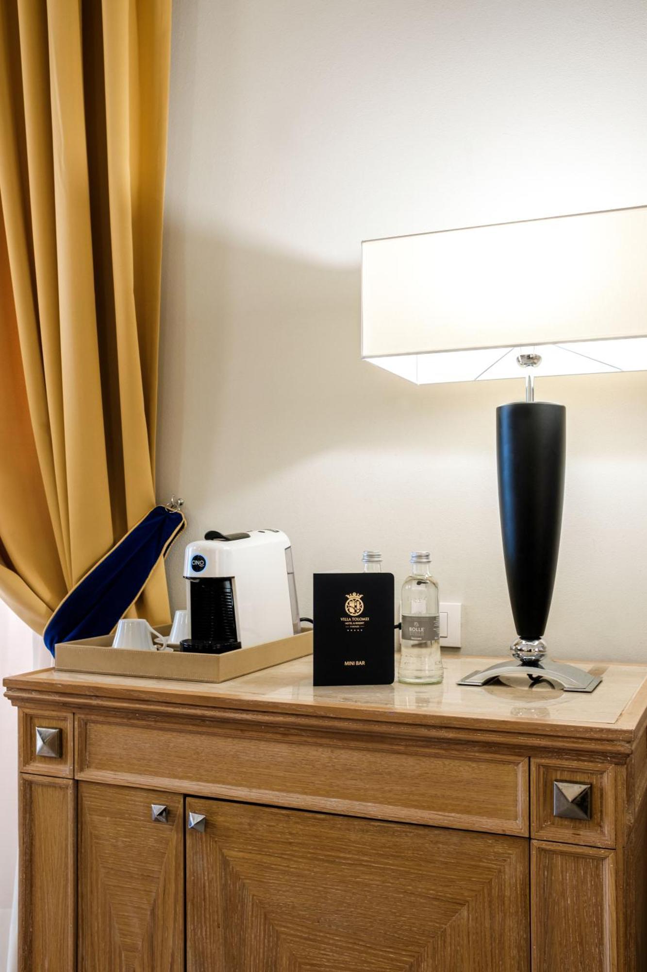 Villa Tolomei Hotel & Resort Florença Exterior foto A Nespresso machine in a hotel room
