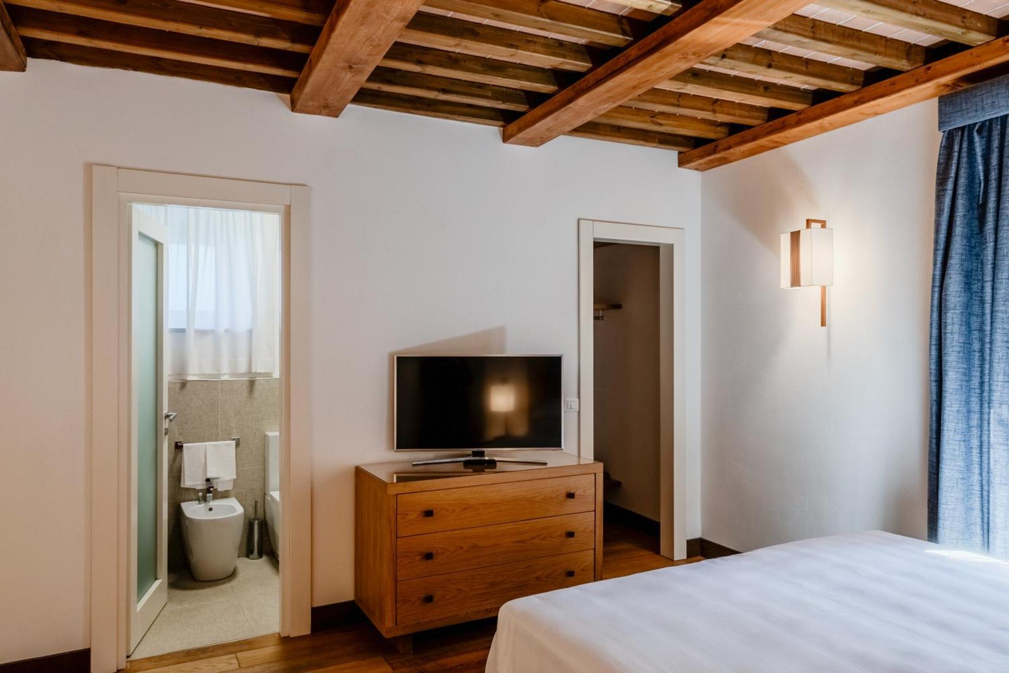 Villa Tolomei Hotel & Resort Florença Exterior foto A room at the hotel