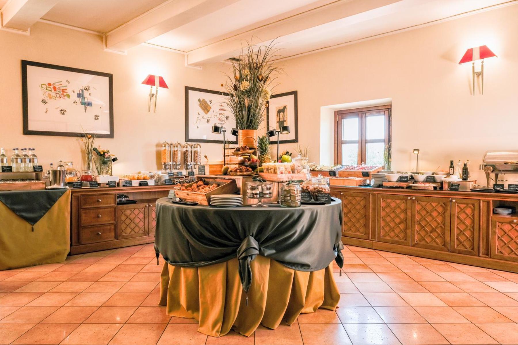 Villa Tolomei Hotel & Resort Florença Exterior foto A buffet at a hotel
