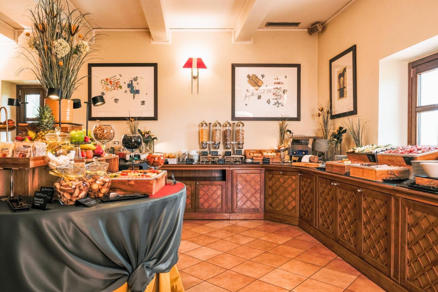 Villa Tolomei Hotel & Resort Florença Exterior foto A buffet at a hotel